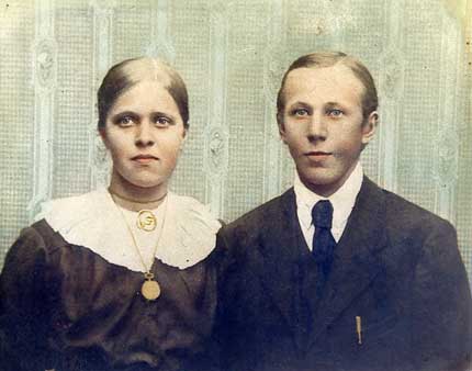 Anna Edith Kärnä ja Antti Liimatta vihkikuvassa. Kuva otettu todennäköisesti jossakin valokuvaamossa Joensuussa