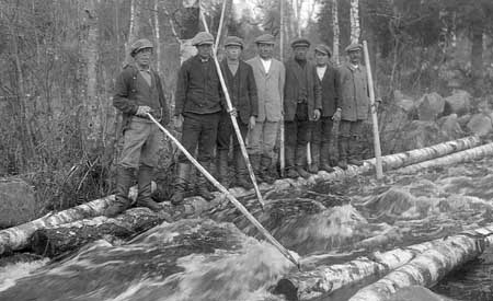 Uittomiehi Sarvinginjoella/Kuva: Pekka Laine